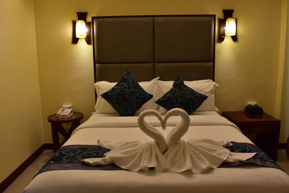 Golden Phoenix Hotel Boracay Deluxe Room Queen 2