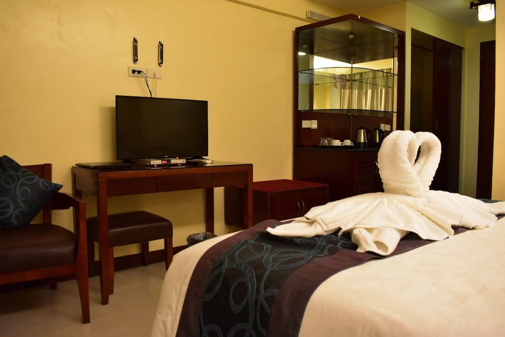 Golden Phoenix Hotel Boracay Deluxe Room Queen 3