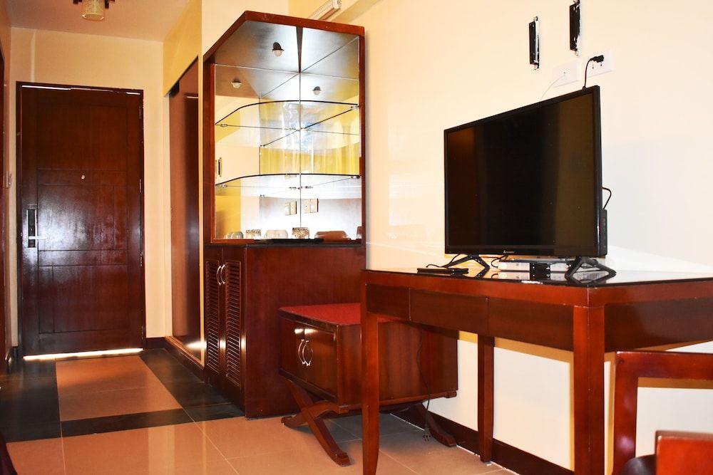 Golden Phoenix Hotel Boracay Deluxe Room Queen 6