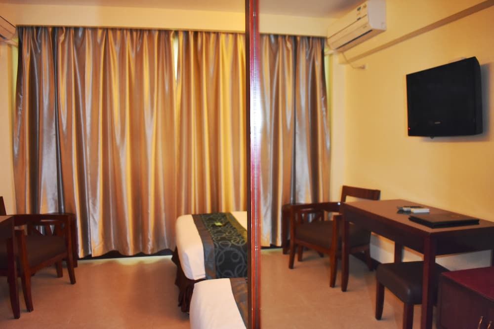 Golden Phoenix Hotel Boracay Deluxe Twin Room 7