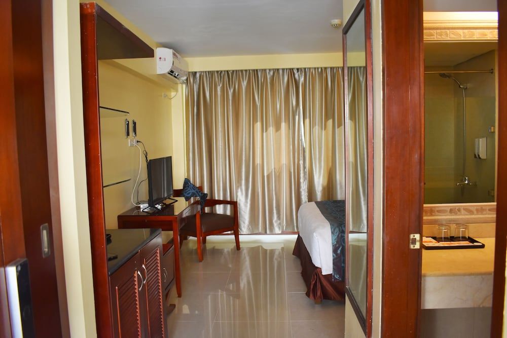 Golden Phoenix Hotel Boracay Deluxe Room Queen 7