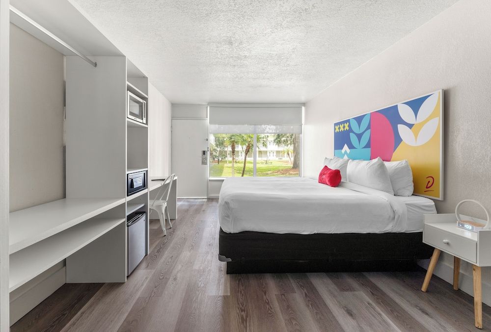 Baymont by Wyndham Orlando Lake Buena Vista South Room, 1 King Bed, Non Smoking, City View 3