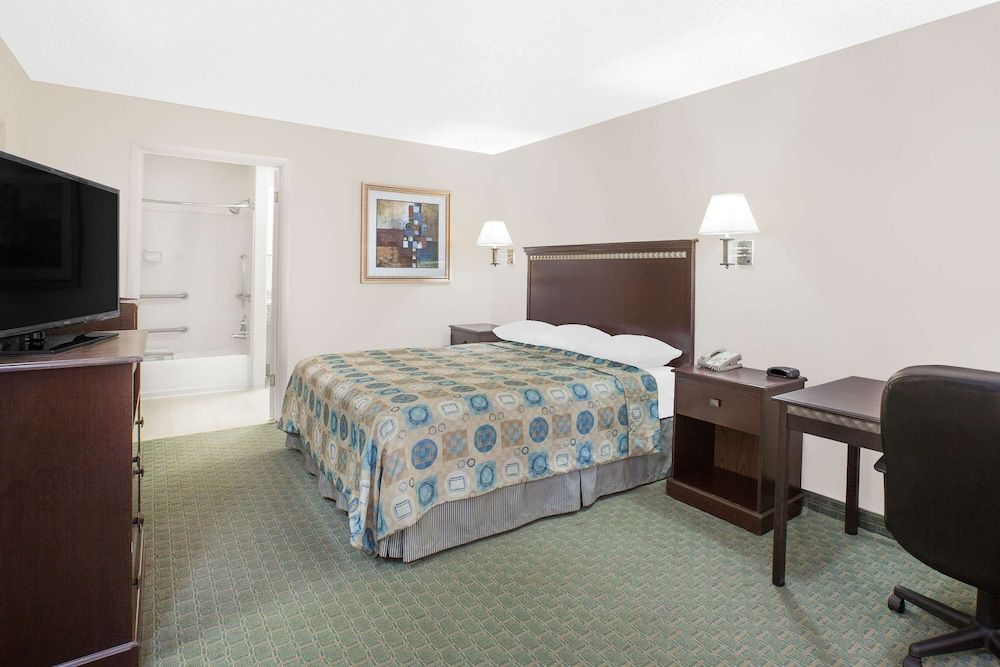 Room, 1 King Bed, Accessible, Non Smoking (Mobility,Hearing,Tub w/Grab Bars)