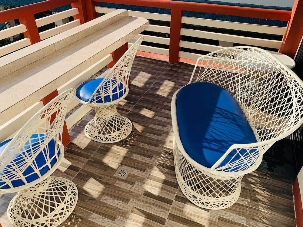 BADLADZ Beach and Dive Resort Luxury Condo, 1 King Bed, Ocean View, Poolside 3