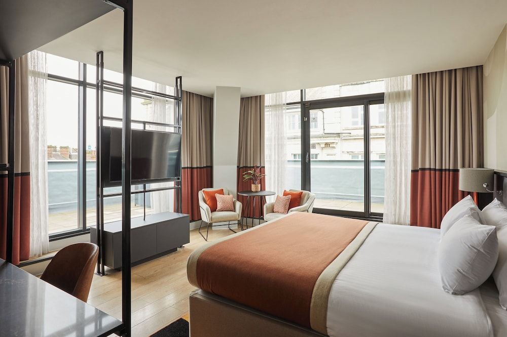 Room, 1 King Bed, City View, Corner (Super King, Refurbished, Balcony)