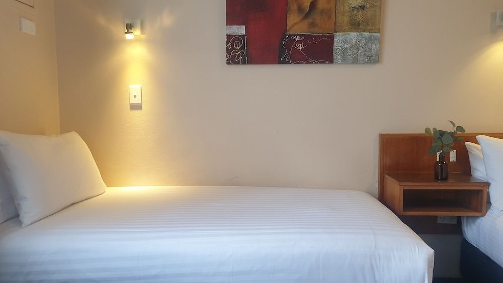 Katoomba Town Centre Motel Queen Room Plus One 3