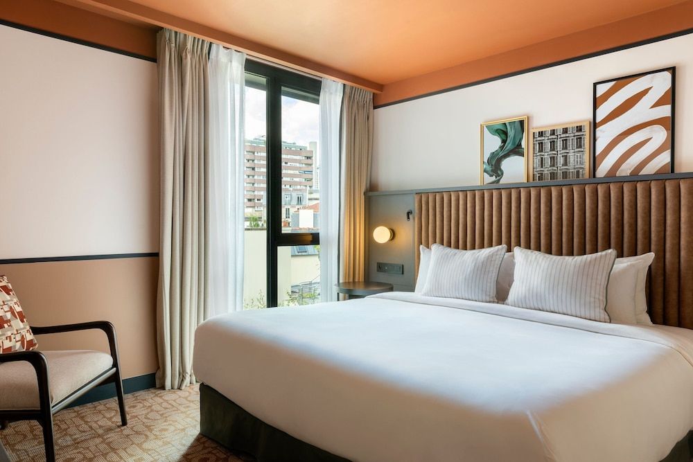 Deluxe Room, 1 King Bed, Non Smoking, Courtyard View