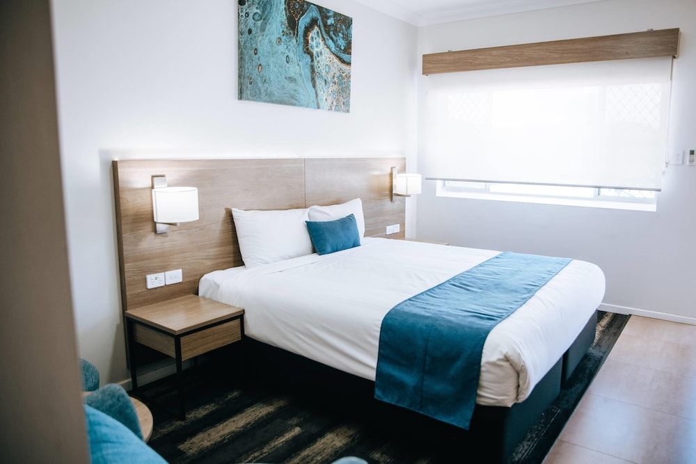 Deluxe Room (1 King Bed, 1 Single Bed)