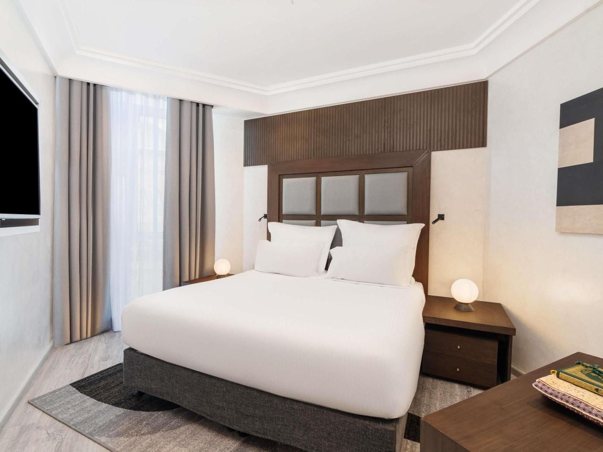 Deluxe Executive King Suite with Two Twin Beds and Haram View