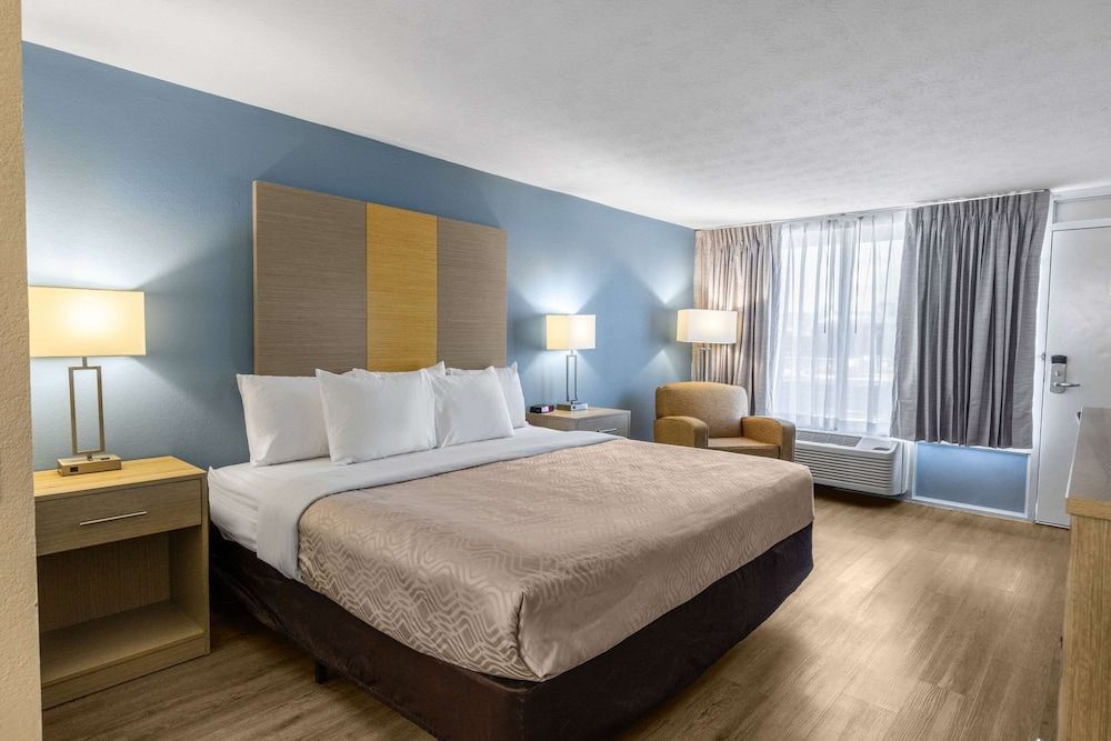 Econo Lodge Middlesboro Standard Room, 1 King Bed, Non Smoking 2