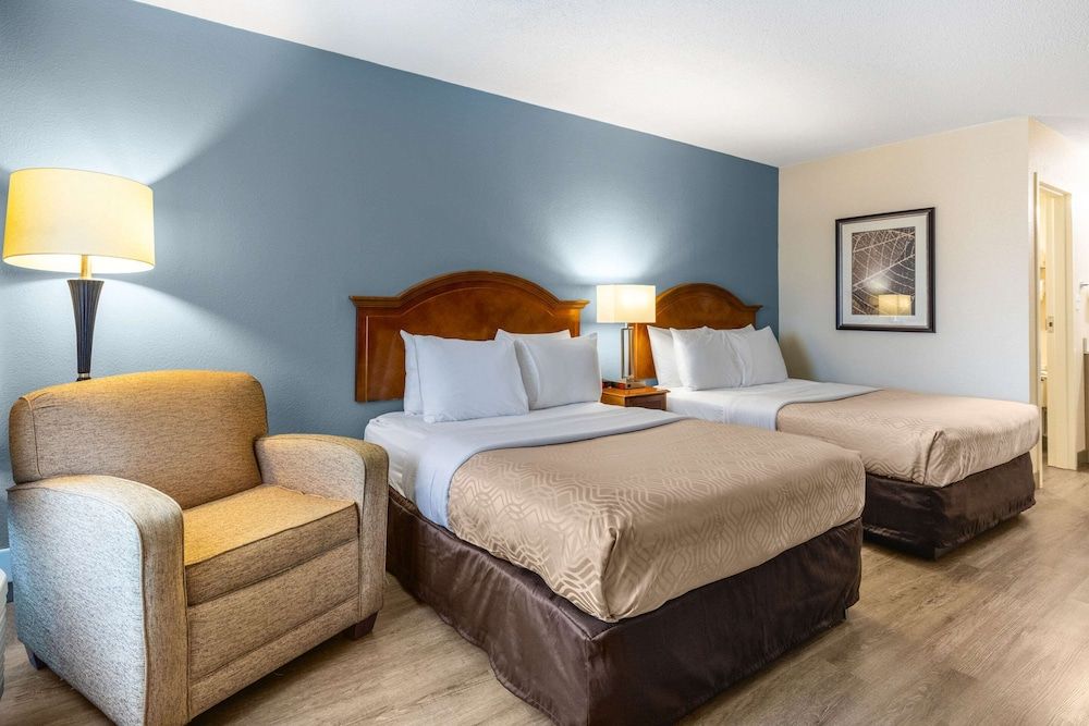 Econo Lodge Middlesboro Standard Room, 2 Double Beds, Smoking 2