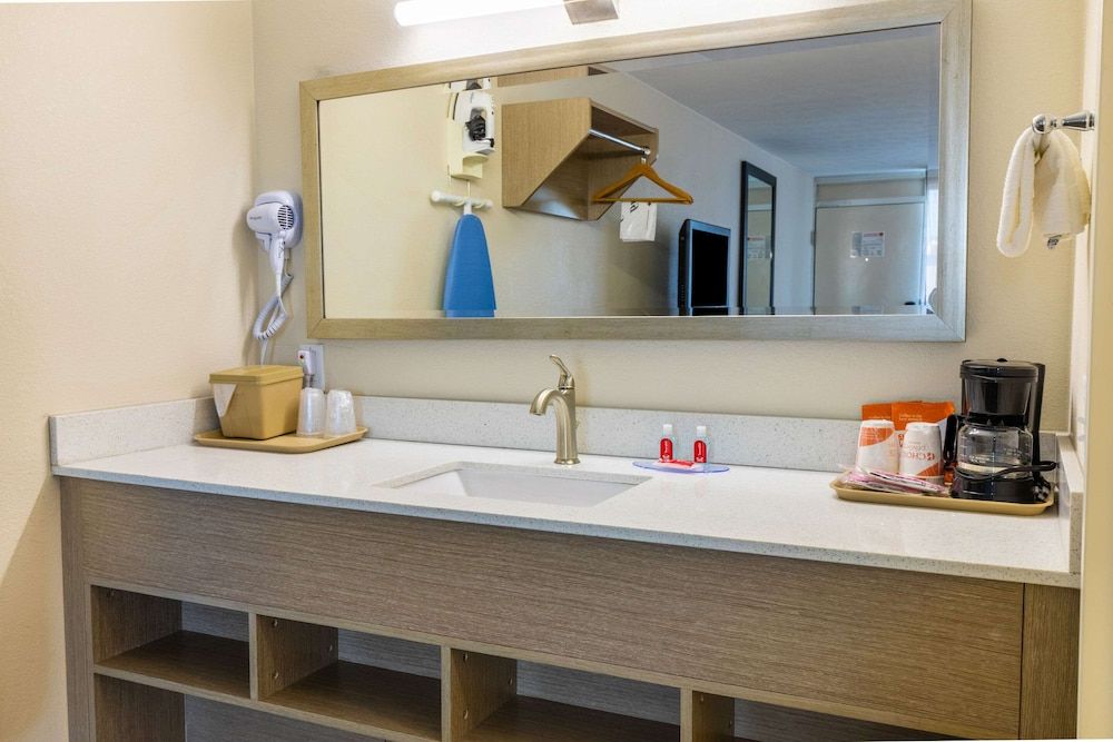 Econo Lodge Middlesboro Standard Room, 2 Double Beds, Smoking 4