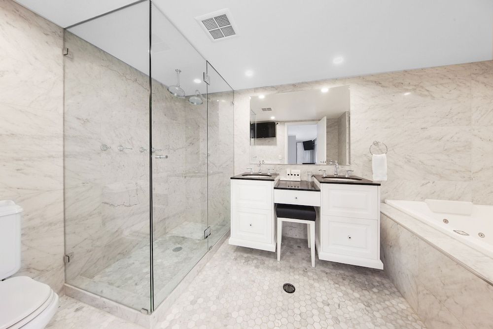 Canberra Rex Hotel & Serviced Apartments Spa Suite With Balcony 3