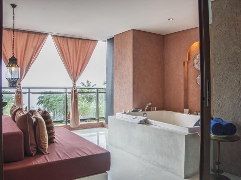 Oceanfront Suite with Balcony Jacuzzi