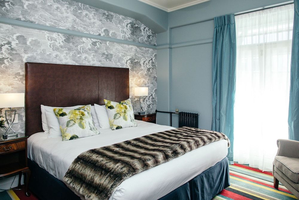 Suite, 1 King Bed, Partial Ocean View