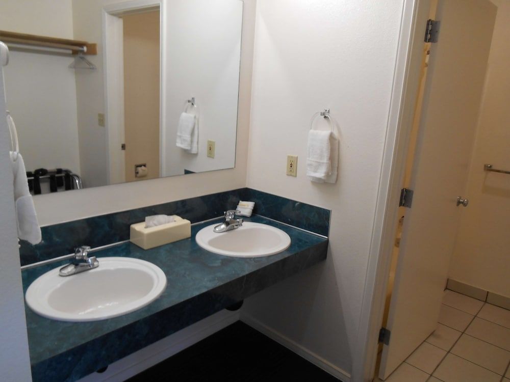 GuestHouse Enumclaw Premium Room, 1 King Bed, Non Smoking 6