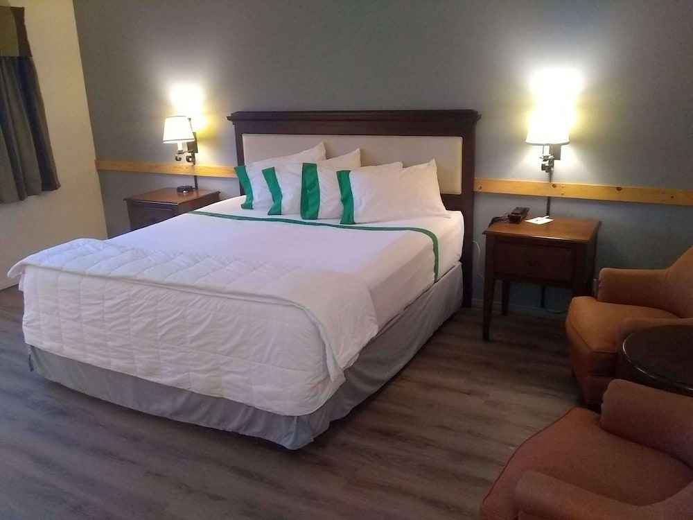 GuestHouse Enumclaw Premium Room, 1 King Bed, Non Smoking 2