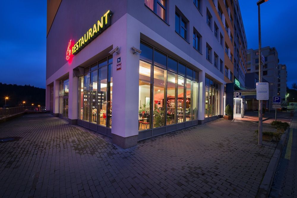 undefined Rezidence Emmy 6