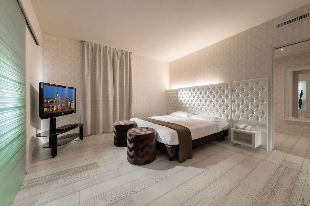 Base Hotel Presidential Suite 2