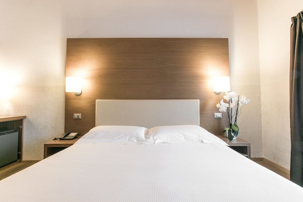 Hotel Opera' Twin Room 3