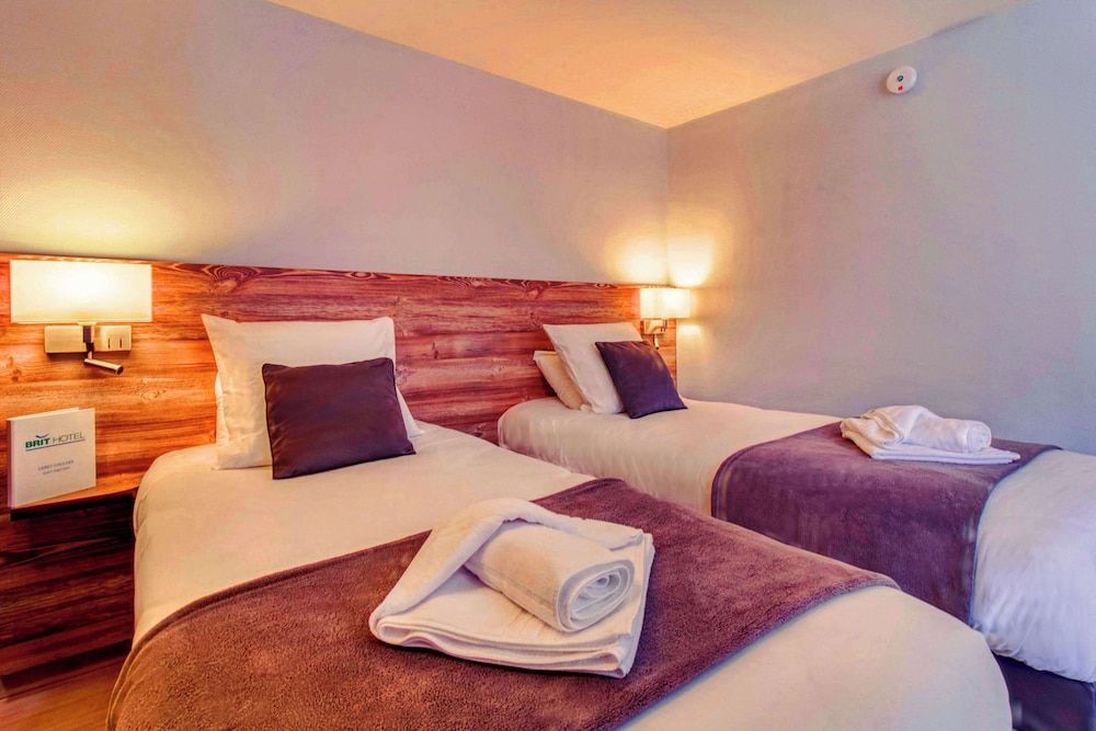 Brit Hotel Confort Pau Lons Quadruple Room 4