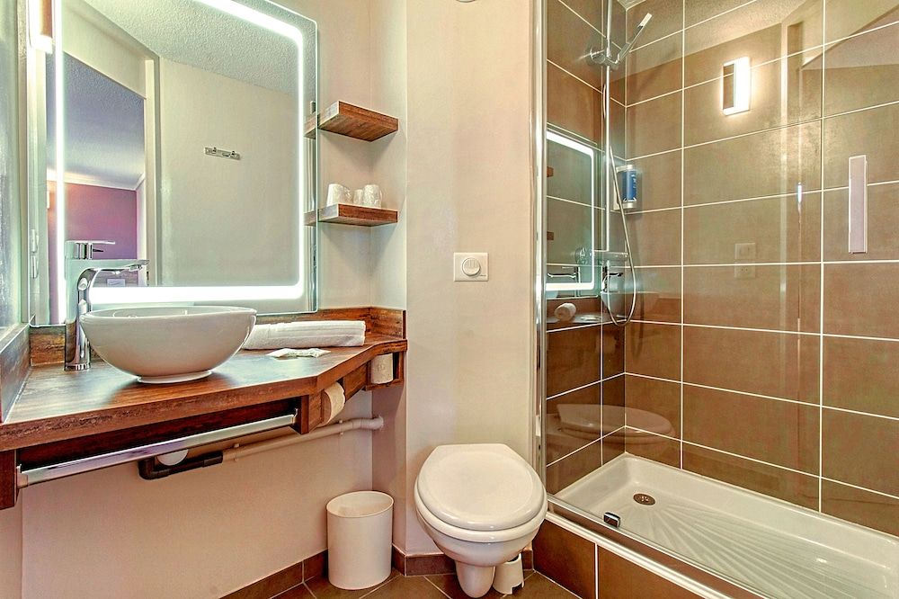 Brit Hotel Confort Pau Lons Triple Room