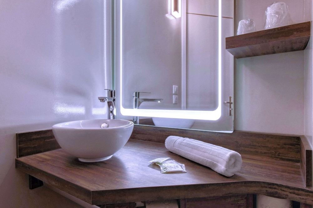 Brit Hotel Confort Pau Lons Triple Room 2