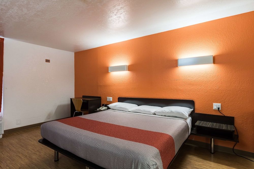 Motel 6 Uvalde, TX Standard Room, 1 King Bed, Accessible, Non Smoking 3