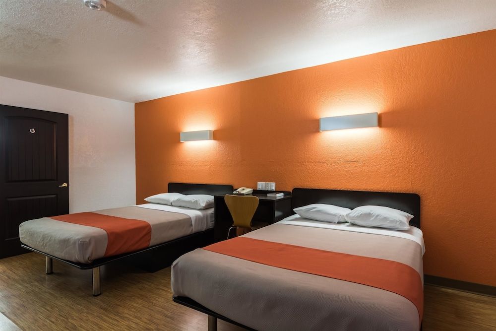 Motel 6 Uvalde, TX Standard Room, 2 Double Beds, Non Smoking, Refrigerator & Microwave 3