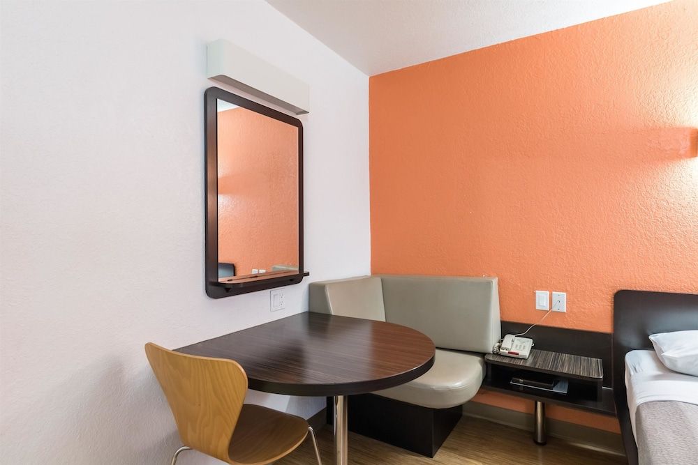 Motel 6 Uvalde, TX Standard Room, 1 King Bed, Non Smoking 8