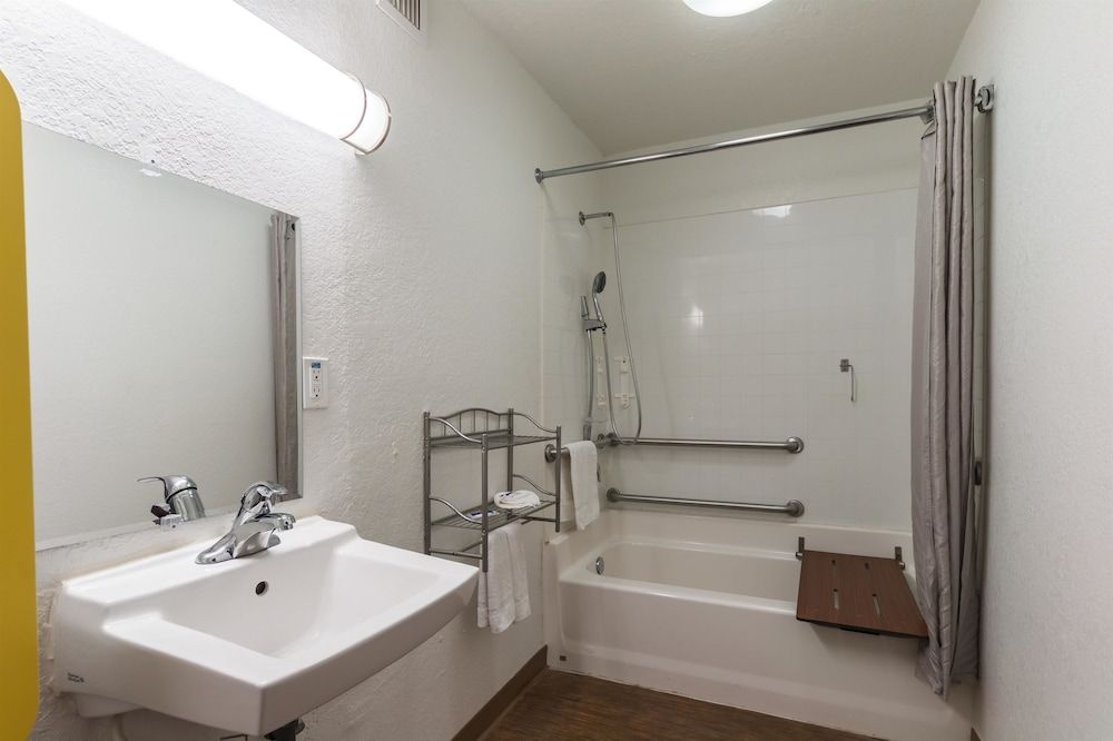 Motel 6 Uvalde, TX Standard Room, 1 King Bed, Accessible, Non Smoking 7