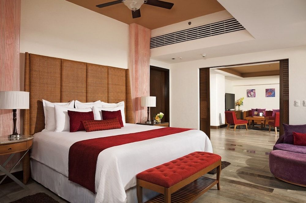Club Suite Swimout 1 King Bed (Master)