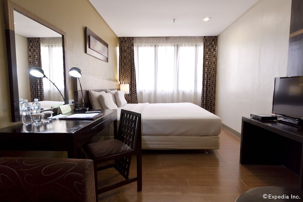 Summit Circle Cebu Deluxe Room, 1 King Bed 2