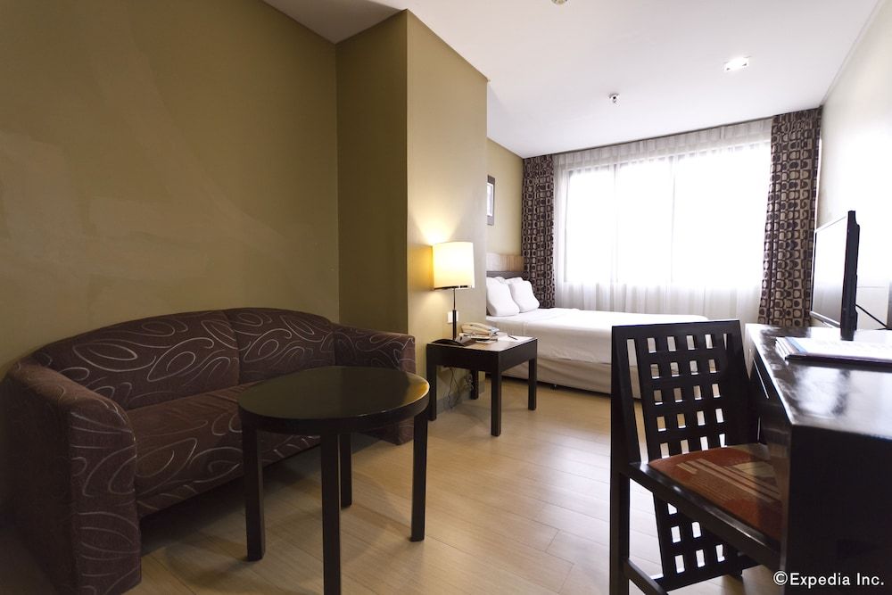 Summit Circle Cebu Deluxe Queen 3