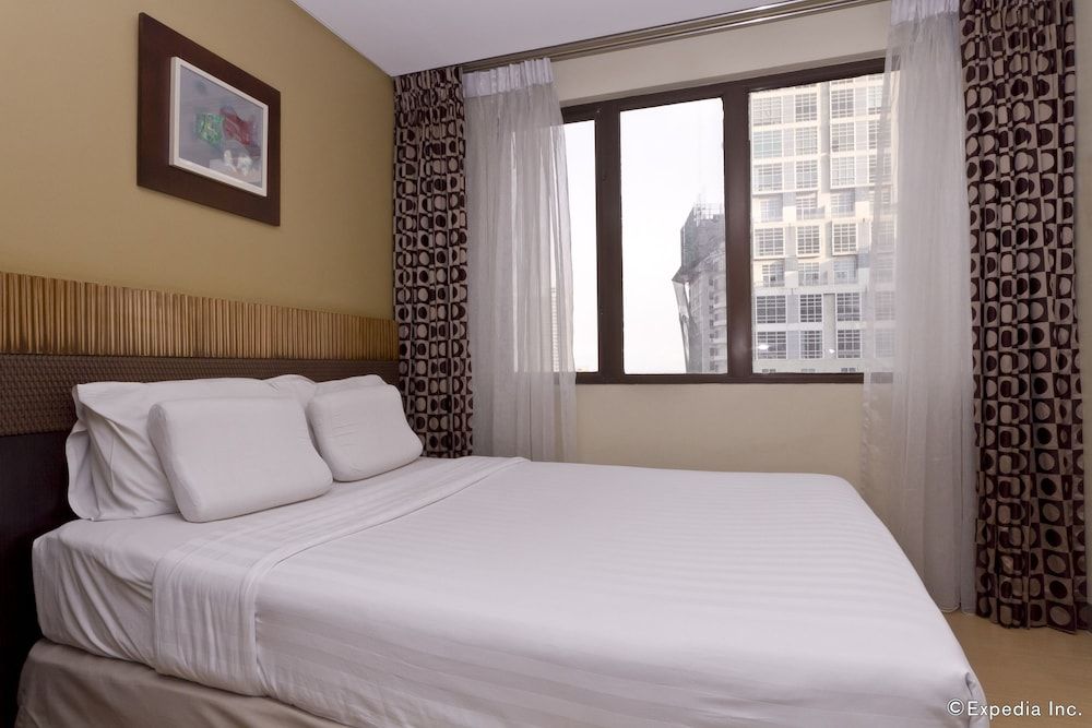 Summit Circle Cebu Deluxe Queen 7