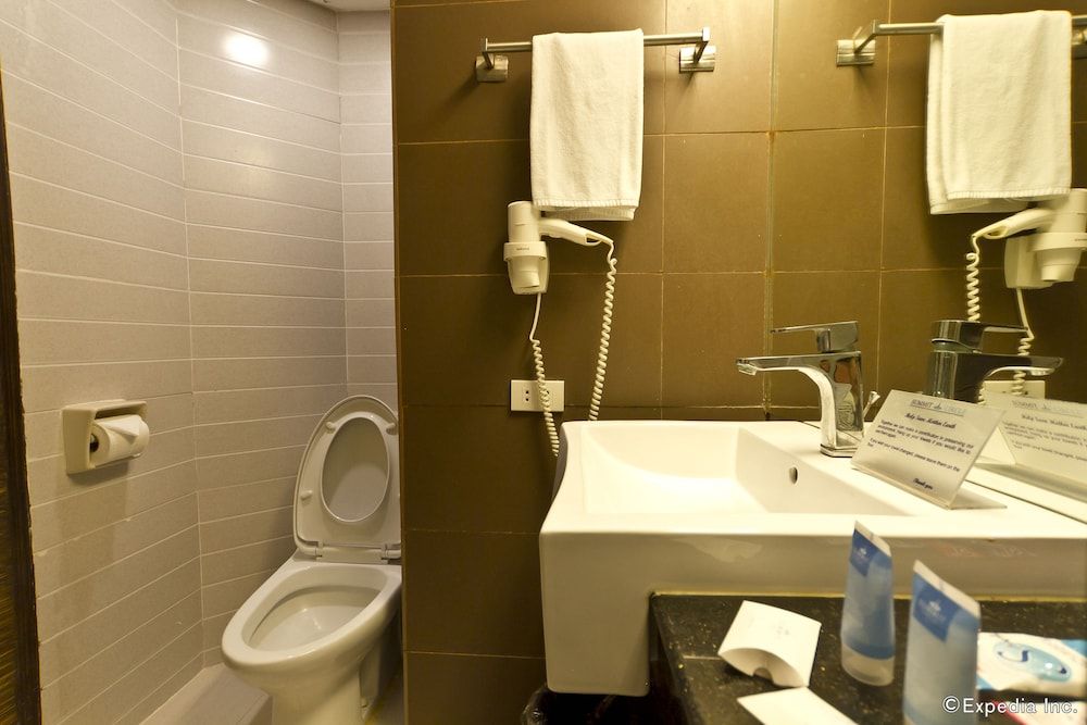 Summit Circle Cebu Deluxe Queen 8