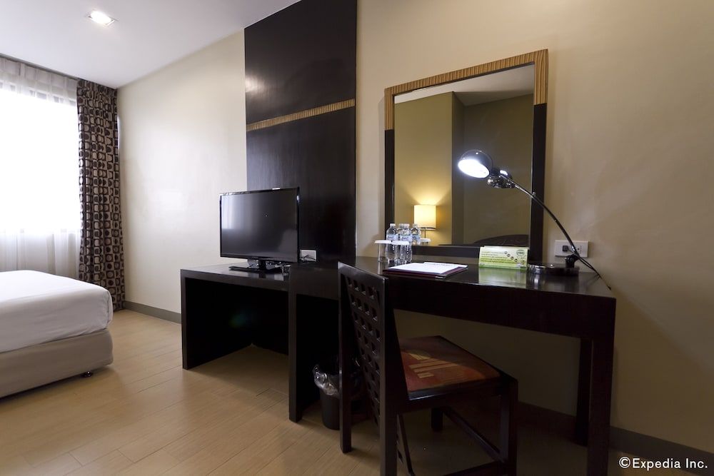 Summit Circle Cebu Deluxe Queen 5