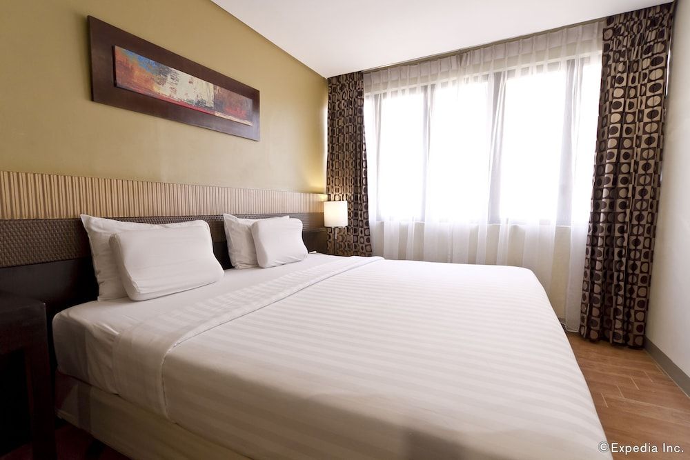 Summit Circle Cebu Deluxe Room, 1 King Bed 3