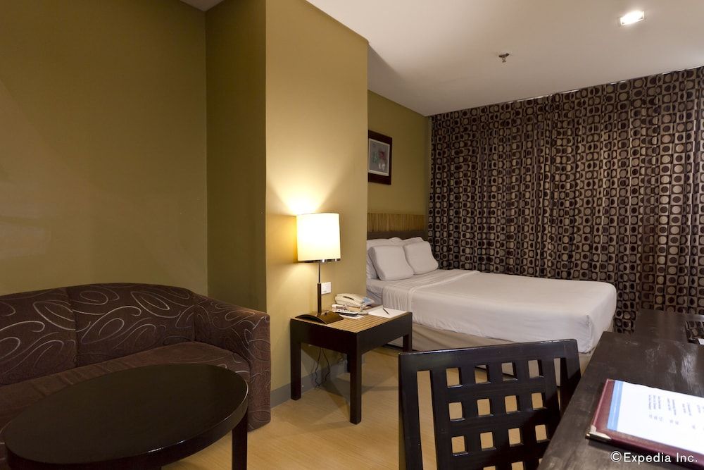 Summit Circle Cebu Deluxe Queen 6