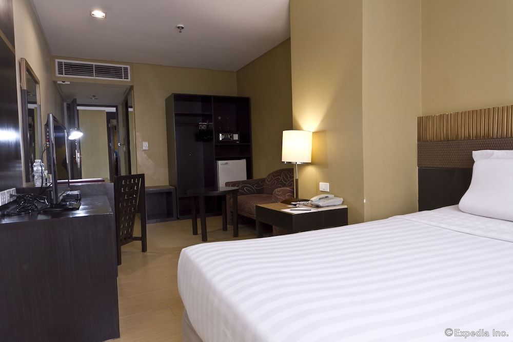 Summit Circle Cebu Deluxe Queen 2