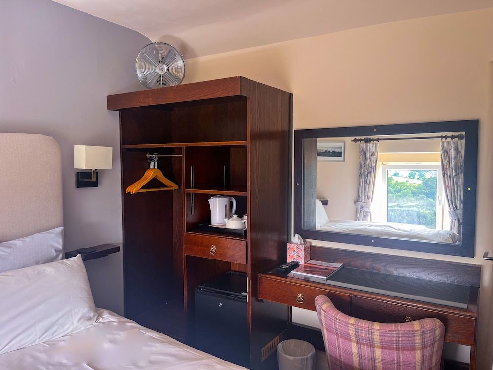 Lathkil Hotel Double or Twin Room, Ensuite (view of the Dales) 2