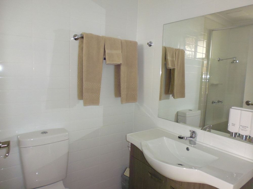 Burke and Wills Motor Inn Family Room 4