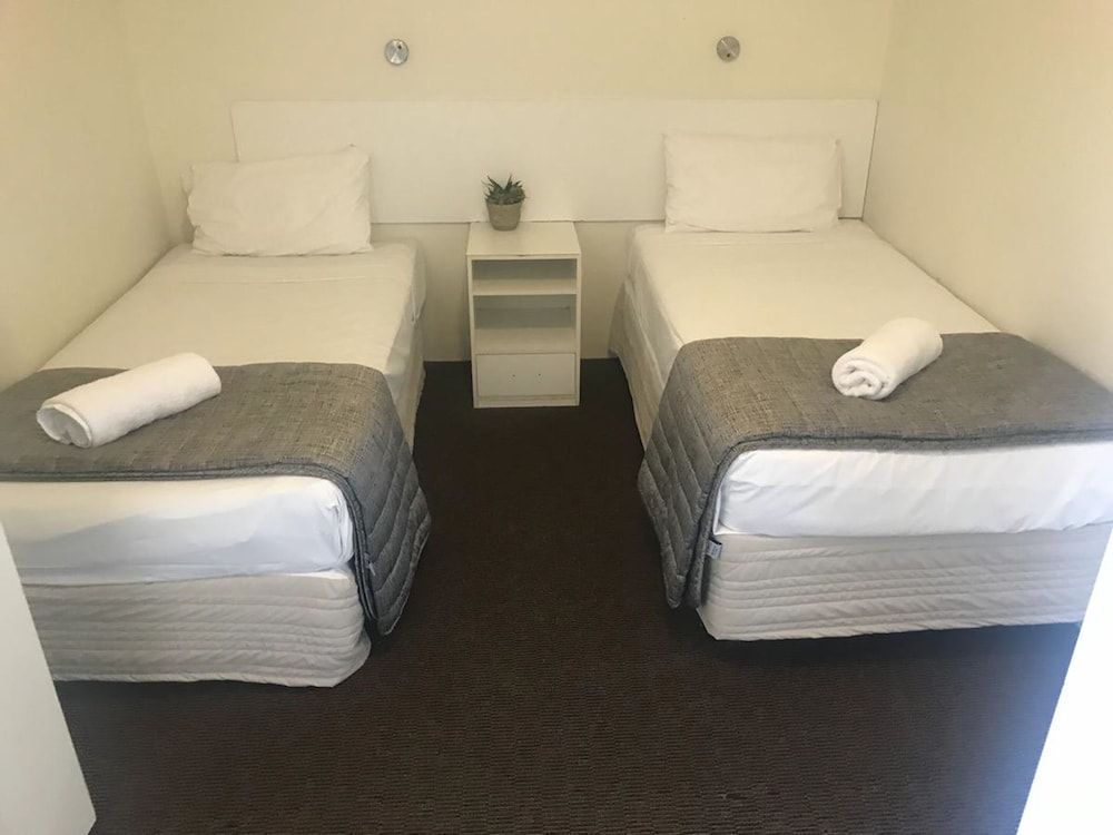 Blue Pelican Motel Twin Room, Accessible