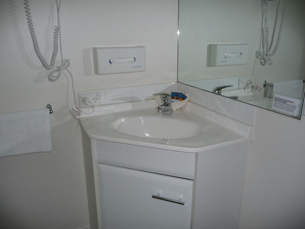 Blue Pelican Motel Family Room (Large) 4