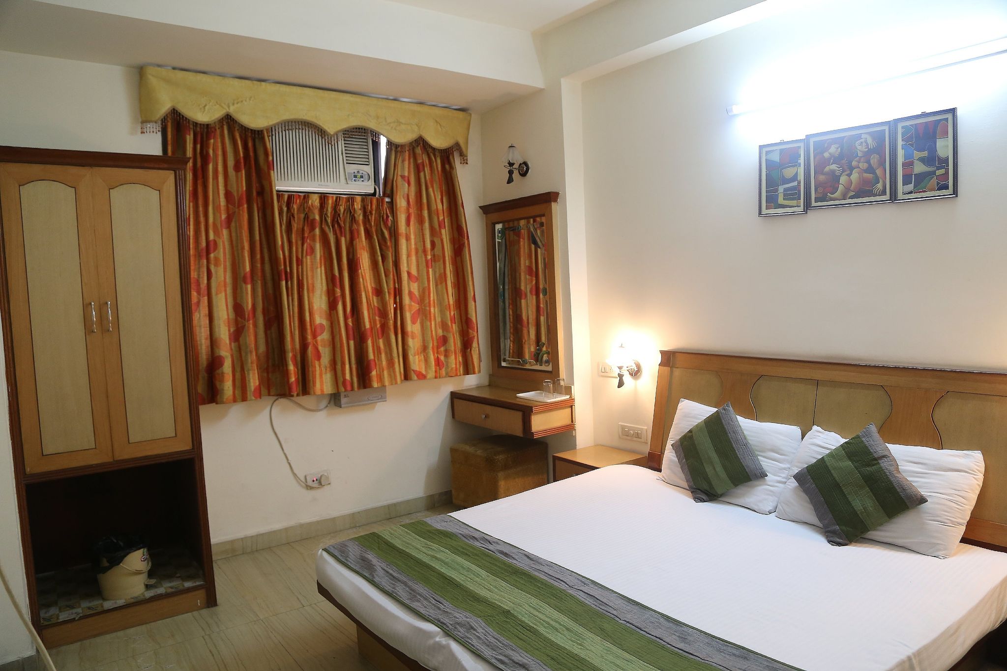 Hotel SPB 87 near Karol Bagh Metro Station Deluxe Double Room 2