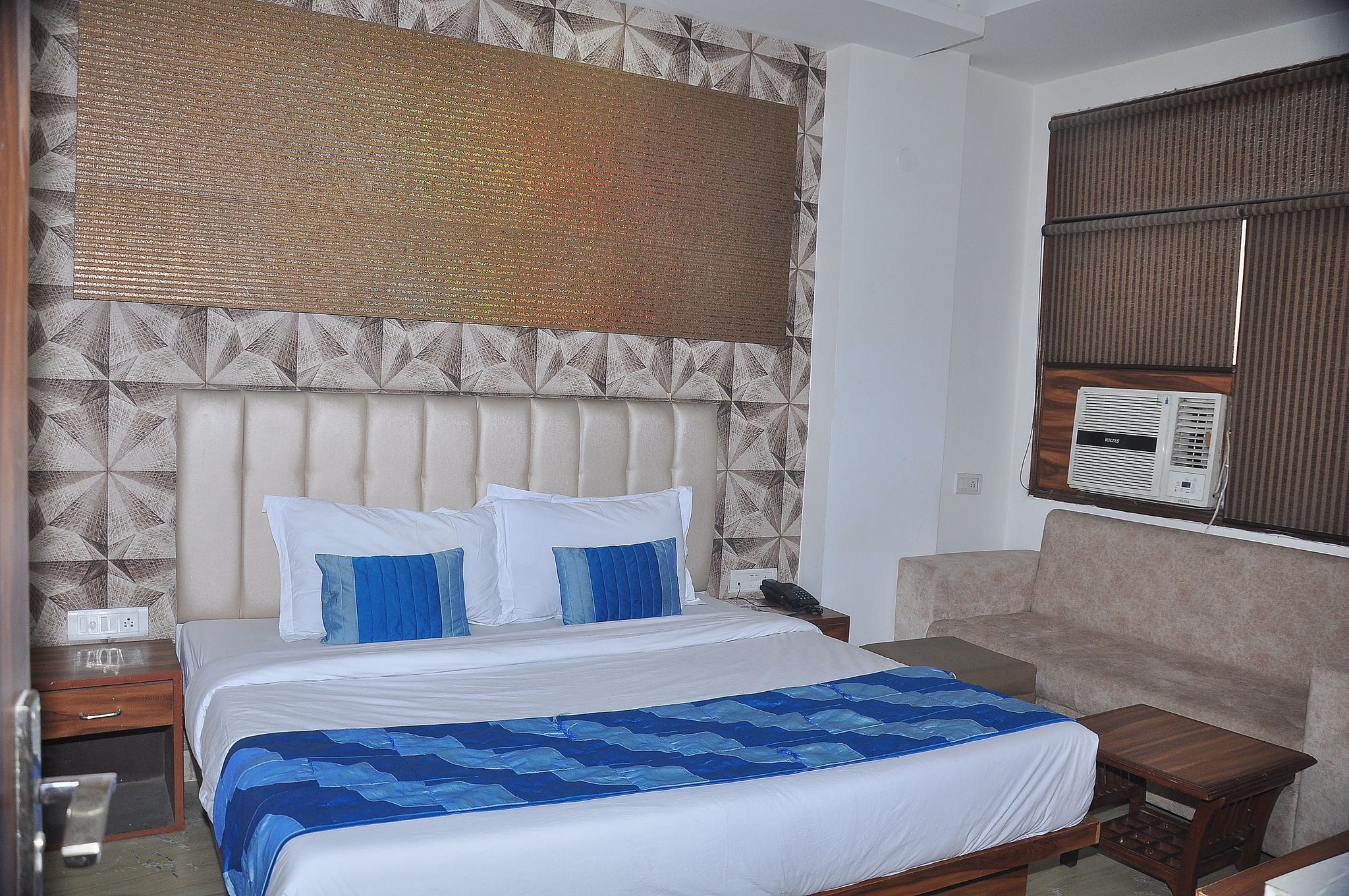 Hotel SPB 87 near Karol Bagh Metro Station Deluxe Double Room 3