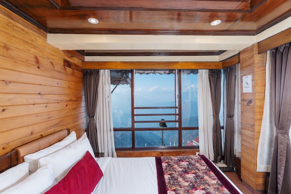 Summit Grace Hotel Deluxe Room 13