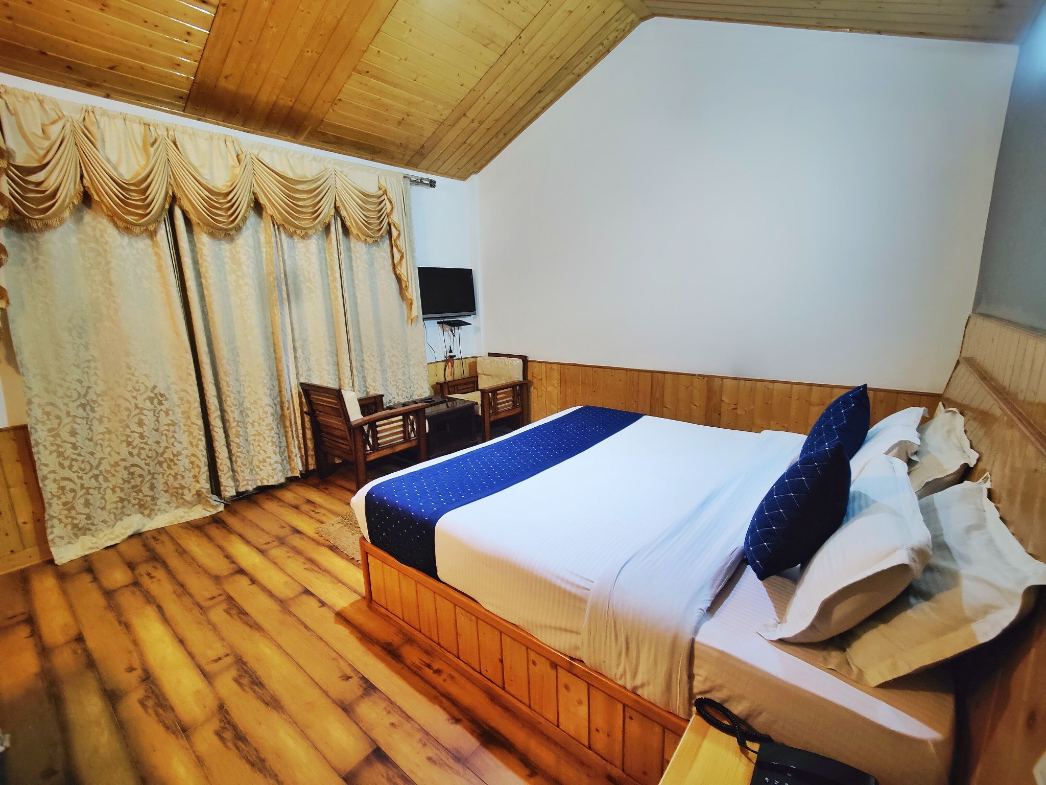 Hotel A star Regency Manali Deluxe Room ( Mountains and Valley View)