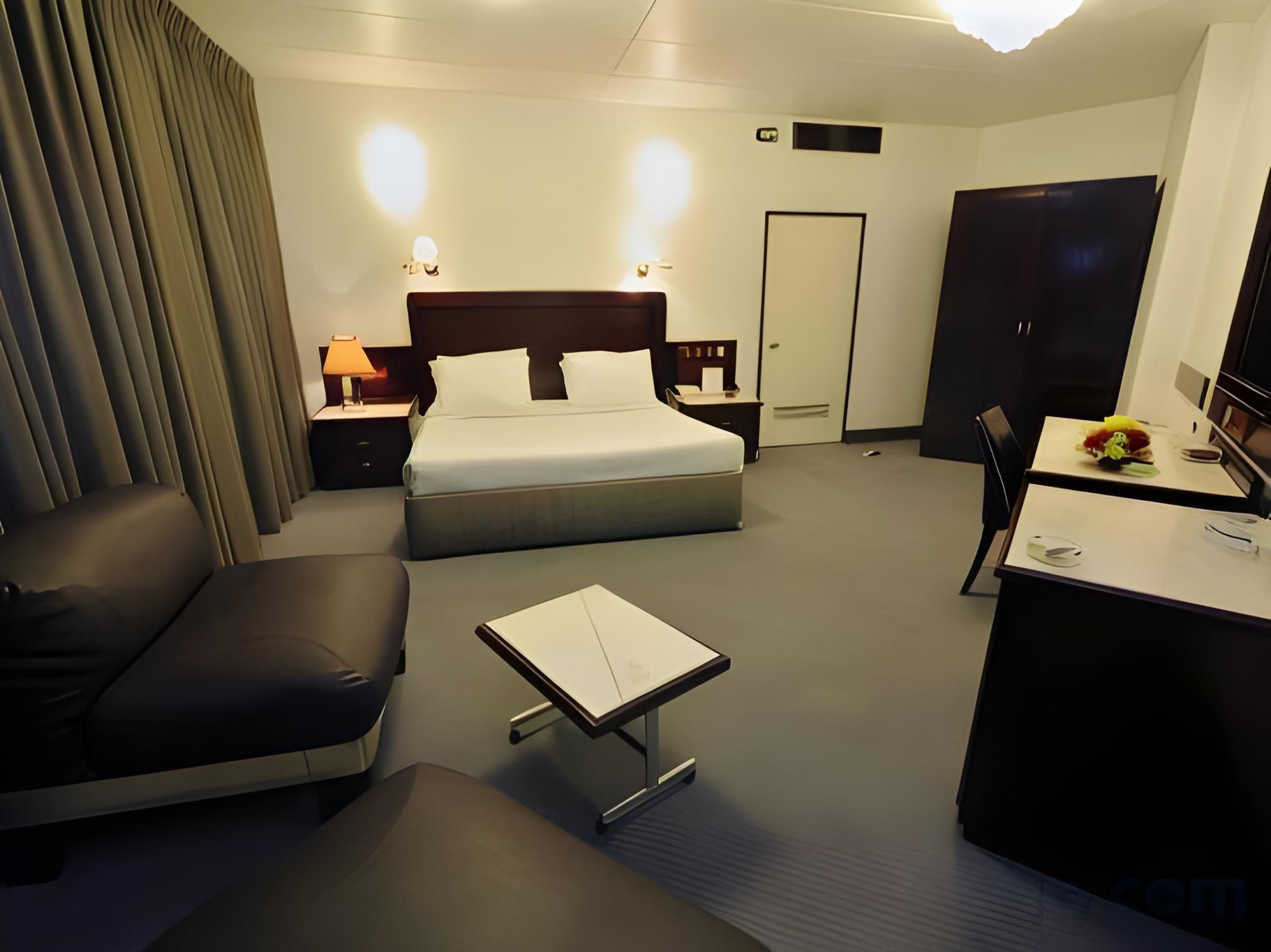 Grand Astoria Hotel Standard Room 8