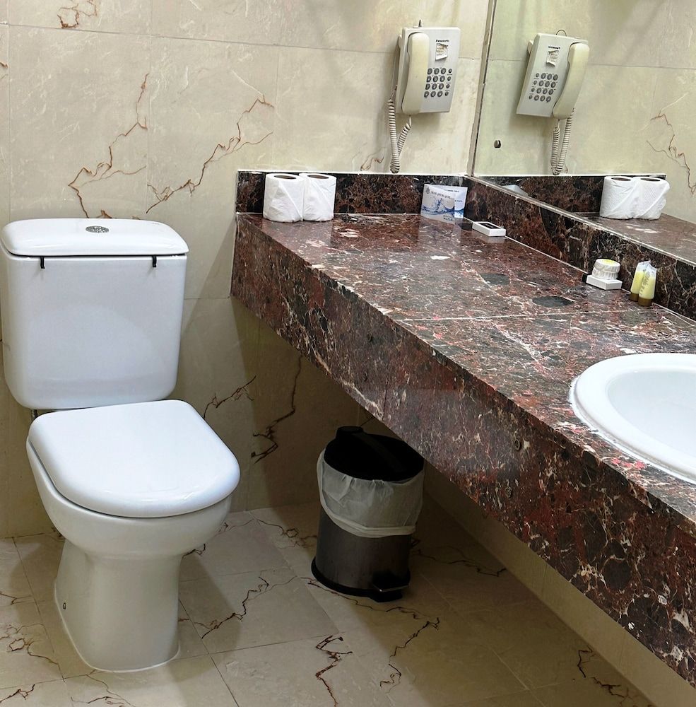 Grand Astoria Hotel Standard Room 9